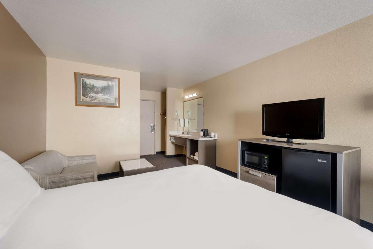 Surestay Hotel By Best Western Wells Exterior photo